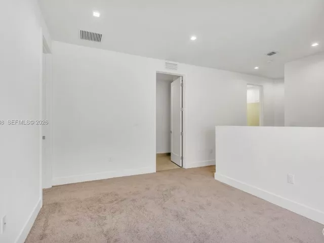 Дом в аренду по адресу 8037 NW 42nd St - фото 7001484