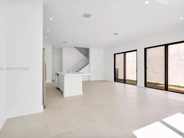 Дом в аренду по адресу 8037 NW 42nd St - фото 7001488