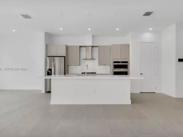 Дом в аренду по адресу 8037 NW 42nd St - фото 7001489