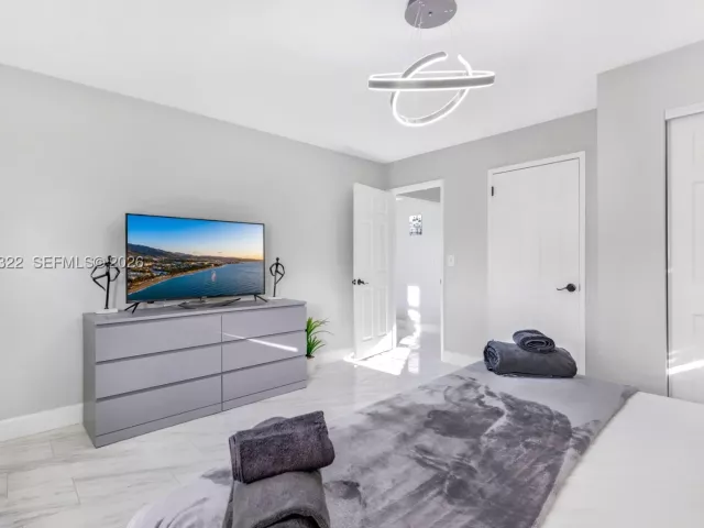 Продажа дома по адресу 6600 NE 20th Way - фото 9078257