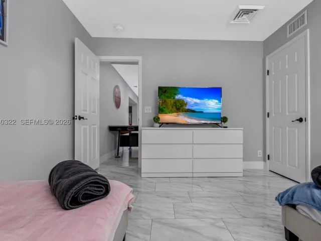 Продажа дома по адресу 6600 NE 20th Way - фото 9078273