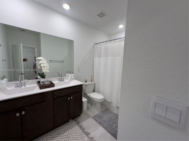 Дом в аренду по адресу 1842 SE 7th Ter 1842 - фото 7004621