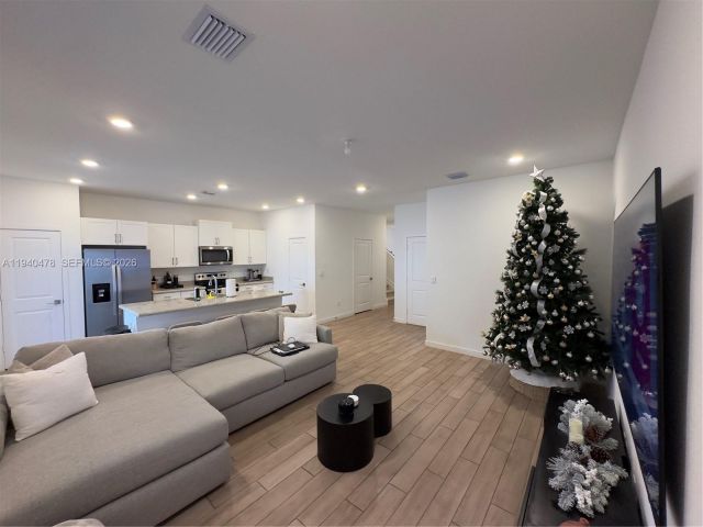 Дом в аренду по адресу 1842 SE 7th Ter 1842 - фото 7004645