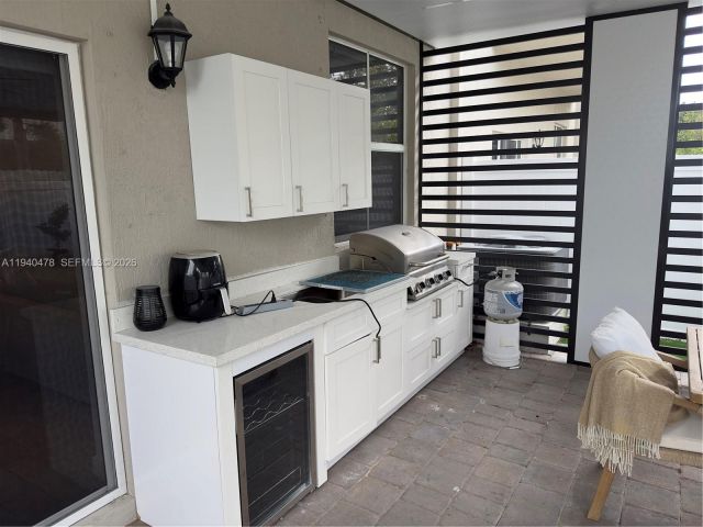 Дом в аренду по адресу 1842 SE 7th Ter 1842 - фото 7004648