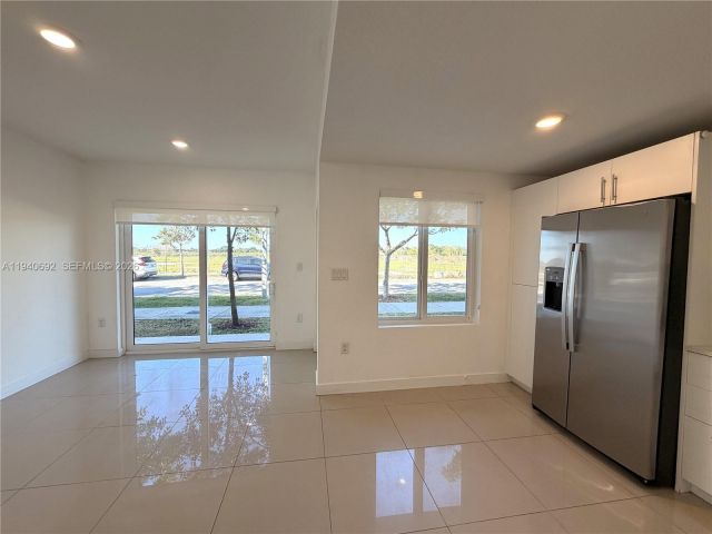 Дом в аренду по адресу 25823 SW 145th Ave - фото 7449326