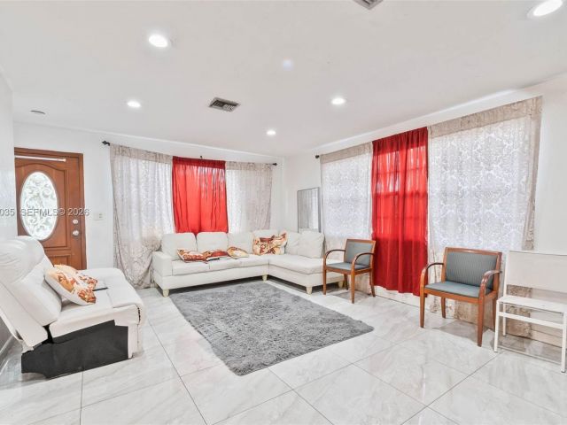 Продажа дома по адресу 827 NW 73rd St - фото 7532654