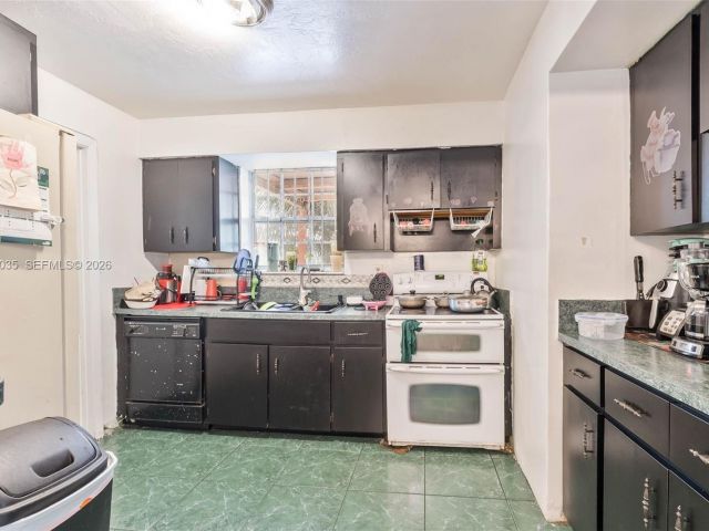 Продажа дома по адресу 827 NW 73rd St - фото 7532658