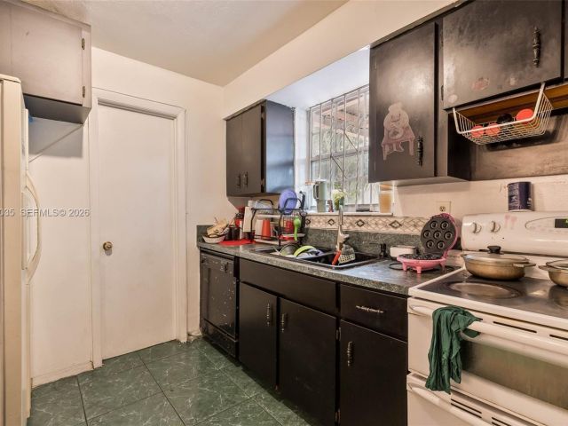 Продажа дома по адресу 827 NW 73rd St - фото 7532659