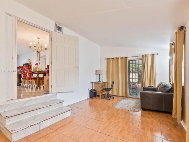 Продажа дома по адресу 827 NW 73rd St - фото 7532660