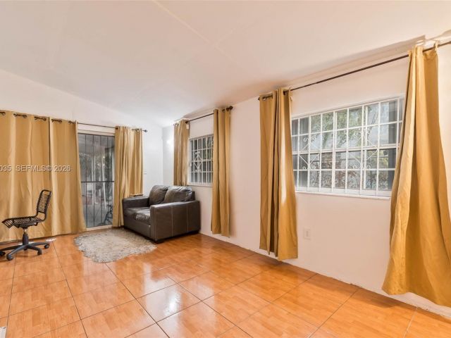 Продажа дома по адресу 827 NW 73rd St - фото 7532661