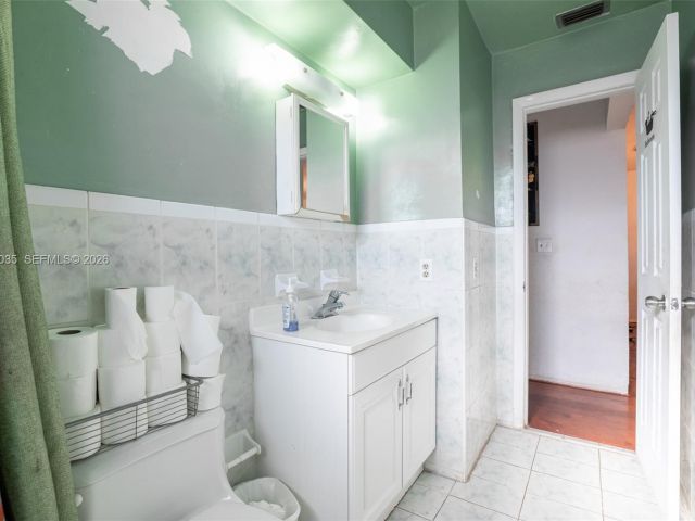 Продажа дома по адресу 827 NW 73rd St - фото 7532664