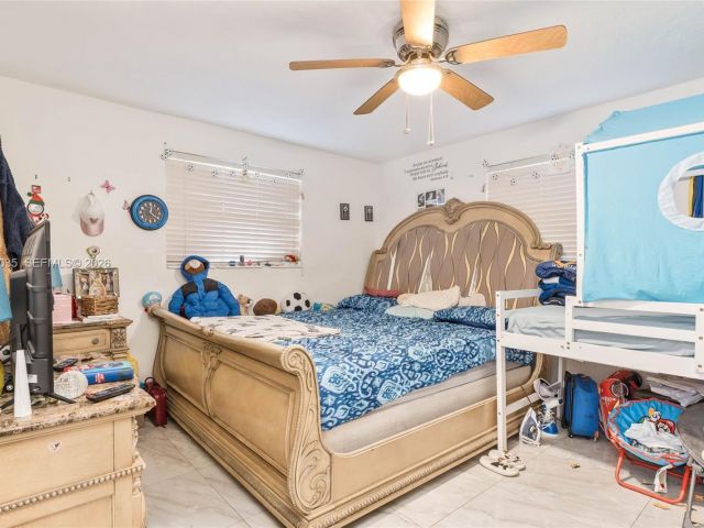 Продажа дома по адресу 827 NW 73rd St - фото 7532665