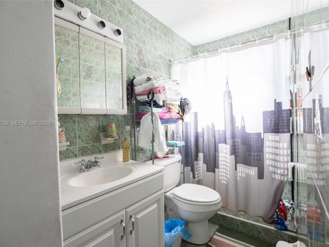 Продажа дома по адресу 827 NW 73rd St - фото 7532666