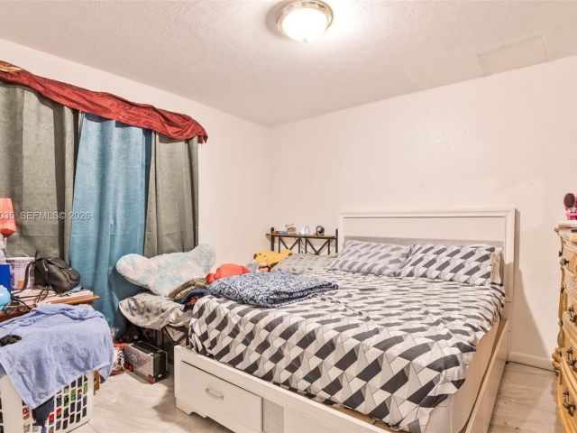 Продажа дома по адресу 827 NW 73rd St - фото 7532667