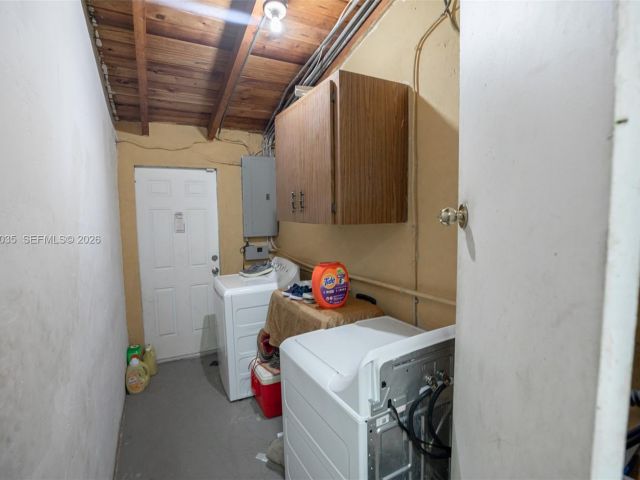 Продажа дома по адресу 827 NW 73rd St - фото 7532669