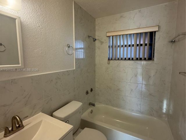 Дом в аренду по адресу 10335 SW 181st St 2 - фото 7478653