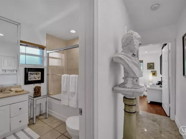 Продажа дома по адресу 2525 SE 7th Drive - фото 7997270