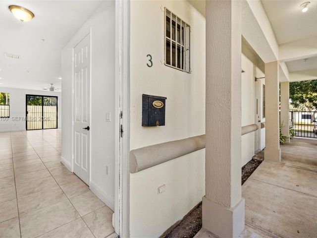 Дом в аренду по адресу 1730 Thomas St 3 - фото 7474262