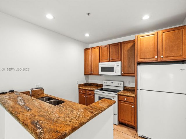 Дом в аренду по адресу 1730 Thomas St 3 - фото 7474272