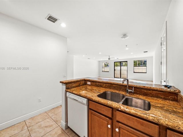 Дом в аренду по адресу 1730 Thomas St 3 - фото 7474276