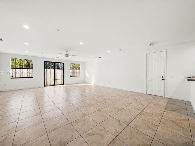 Дом в аренду по адресу 1730 Thomas St 3 - фото 7474284