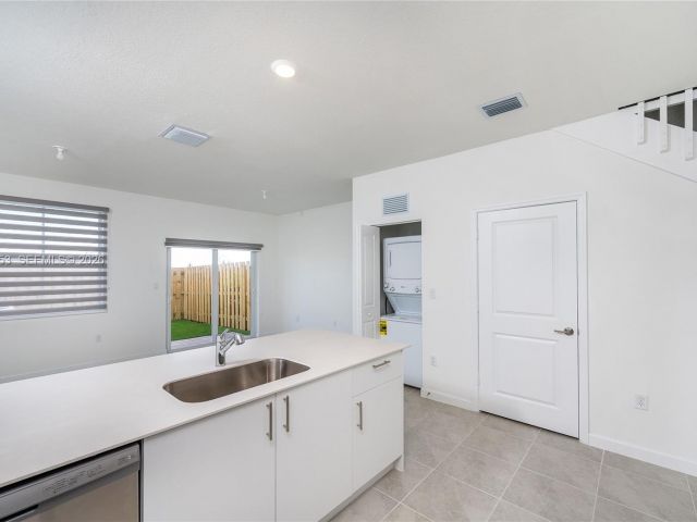 Дом в аренду по адресу 2747 SE 26th Rd 2747 - фото 7510868