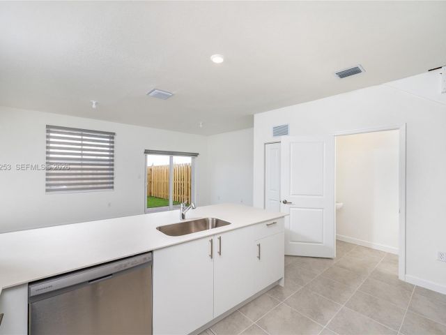 Дом в аренду по адресу 2747 SE 26th Rd 2747 - фото 7510872