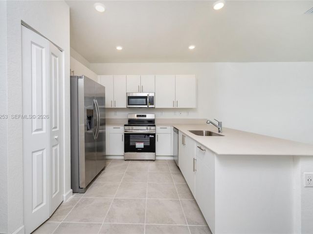 Дом в аренду по адресу 2747 SE 26th Rd 2747 - фото 7510873