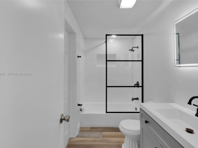 Продажа дома по адресу 649 NW 24th Ave - фото 7023014