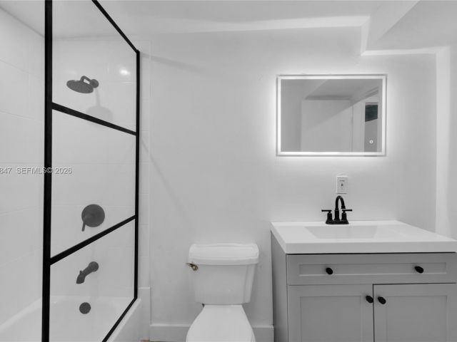 Продажа дома по адресу 649 NW 24th Ave - фото 7023015