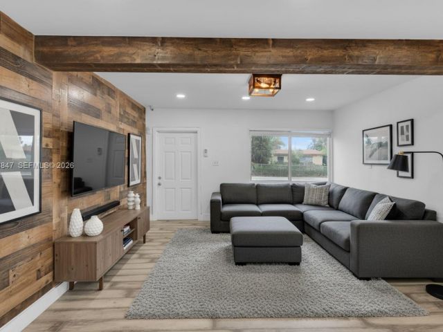 Продажа дома по адресу 649 NW 24th Ave - фото 7023018