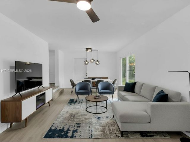 Продажа дома по адресу 649 NW 24th Ave - фото 7023019