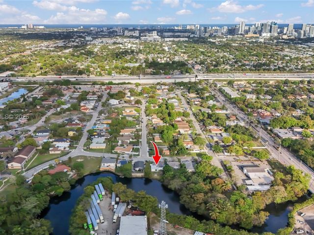 Продажа дома по адресу 649 NW 24th Ave - фото 7461953