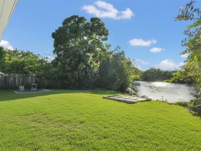 Продажа дома по адресу 649 NW 24th Ave - фото 7461955