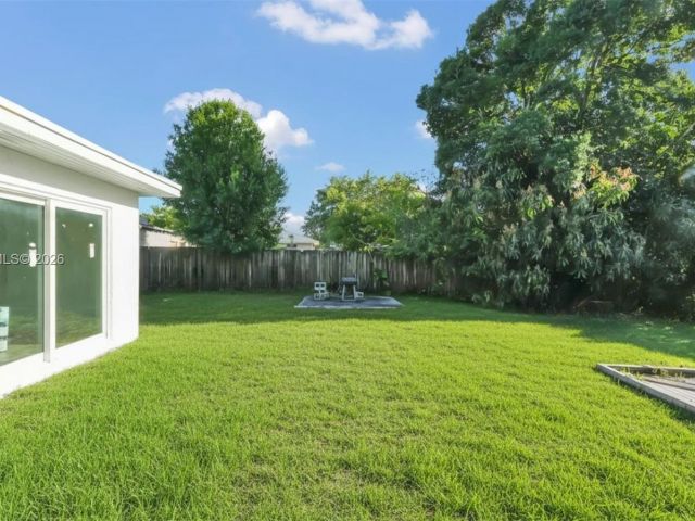 Продажа дома по адресу 649 NW 24th Ave - фото 7461956