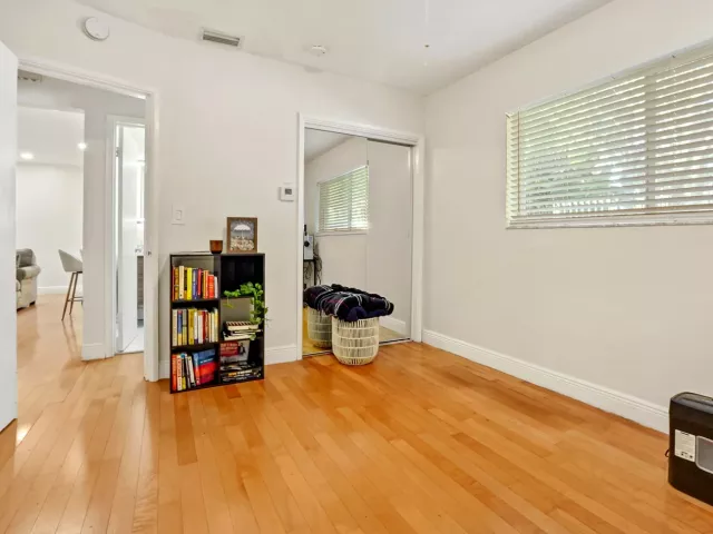 Продажа дома по адресу 1401 NE 14th Street - фото 8989419