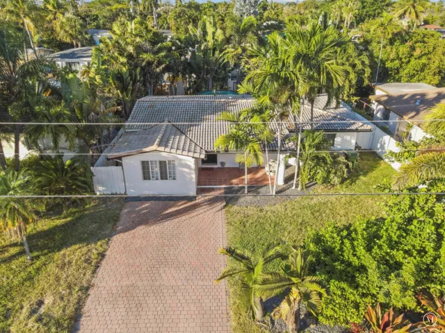 Продажа дома по адресу 1401 NE 14th Street - фото 8989432