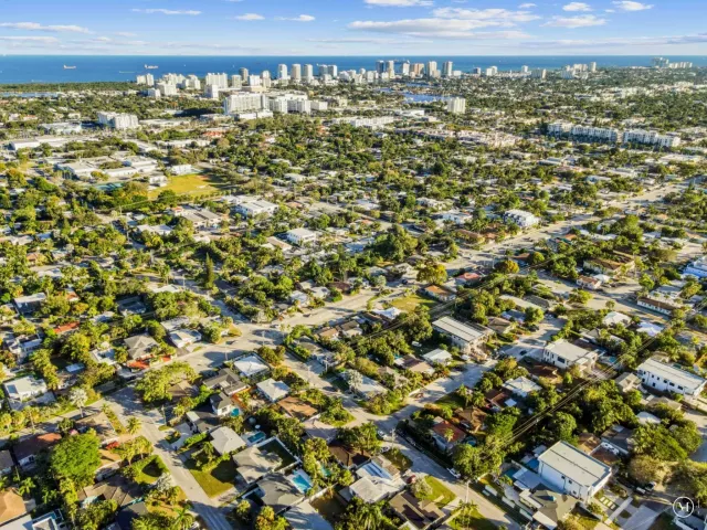 Продажа дома по адресу 1401 NE 14th Street - фото 8989434