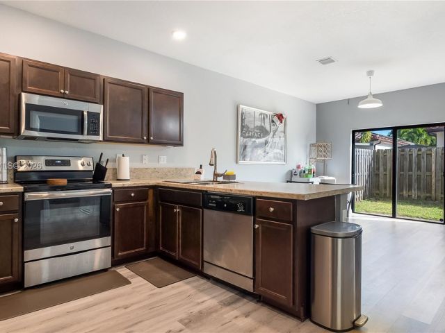 Дом в аренду по адресу 141 SE 34th Ter 141 - фото 7506813