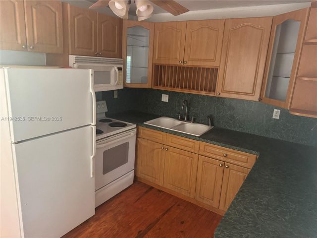 Продажа дома по адресу 12110 NE 11th Pl - фото 7475756