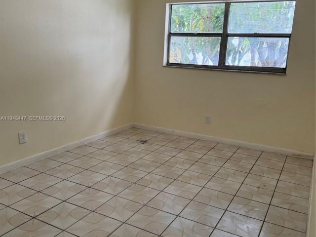 Дом в аренду по адресу 15163 NE 6th Ave 15 - фото 7510208