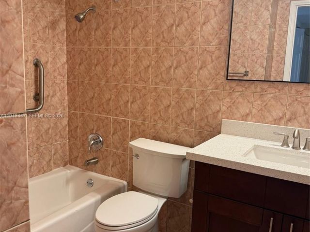 Дом в аренду по адресу 15163 NE 6th Ave 15 - фото 7510212