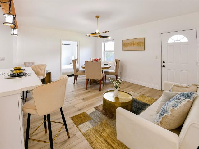 Продажа дома по адресу 1032 NW 11th Pl - фото 7436405