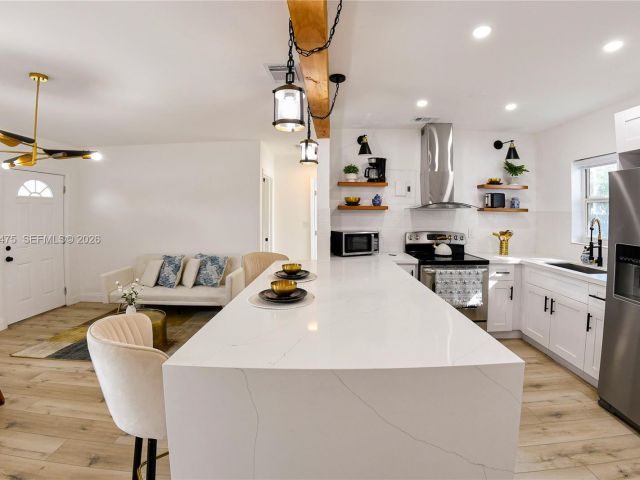 Продажа дома по адресу 1032 NW 11th Pl - фото 7436409