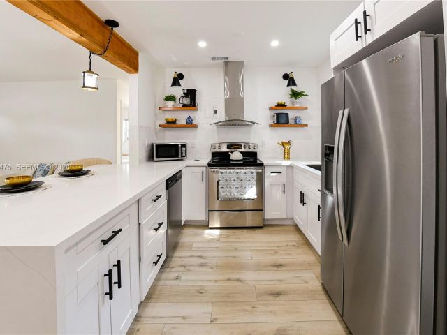 Продажа дома по адресу 1032 NW 11th Pl - фото 7436410