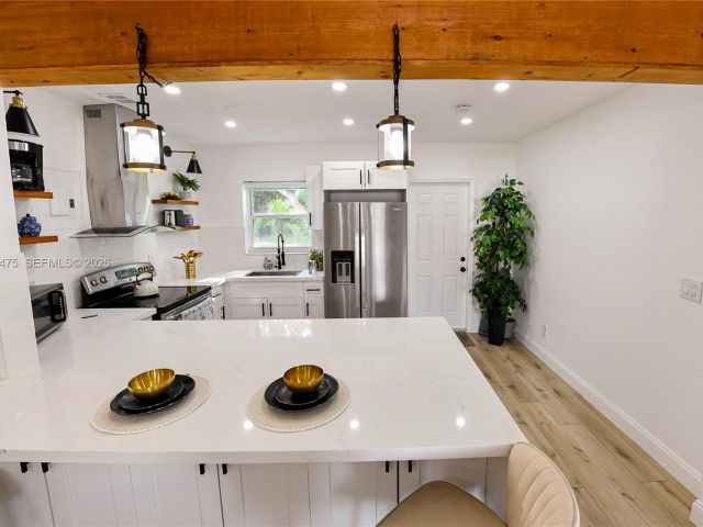 Продажа дома по адресу 1032 NW 11th Pl - фото 7436411