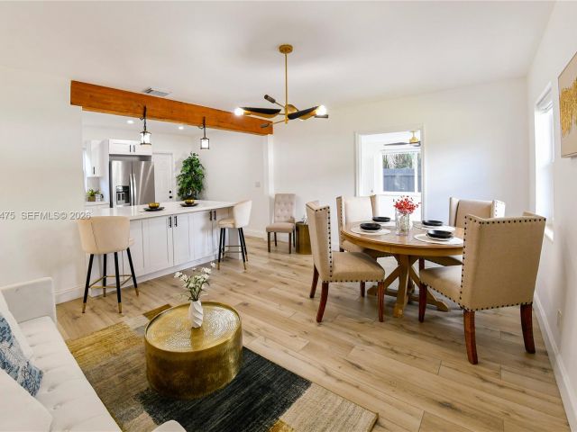 Продажа дома по адресу 1032 NW 11th Pl - фото 7436414