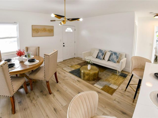 Продажа дома по адресу 1032 NW 11th Pl - фото 7436415