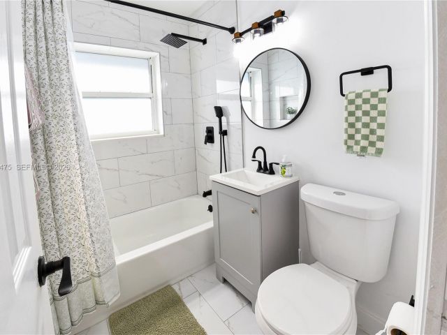 Продажа дома по адресу 1032 NW 11th Pl - фото 7436422