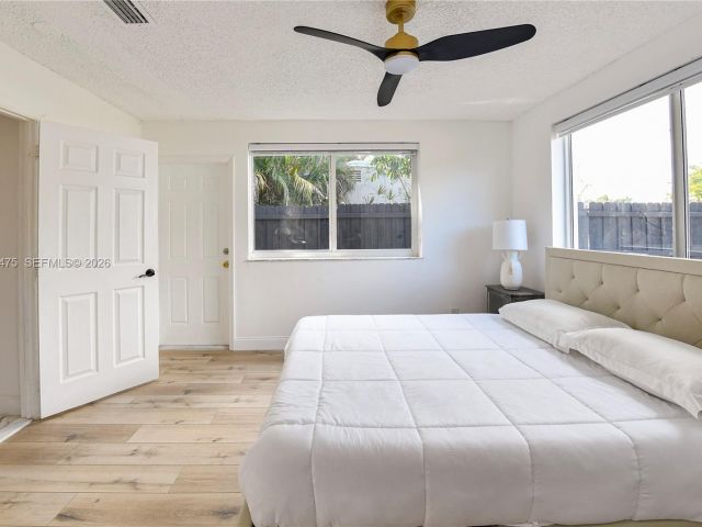 Продажа дома по адресу 1032 NW 11th Pl - фото 7436423